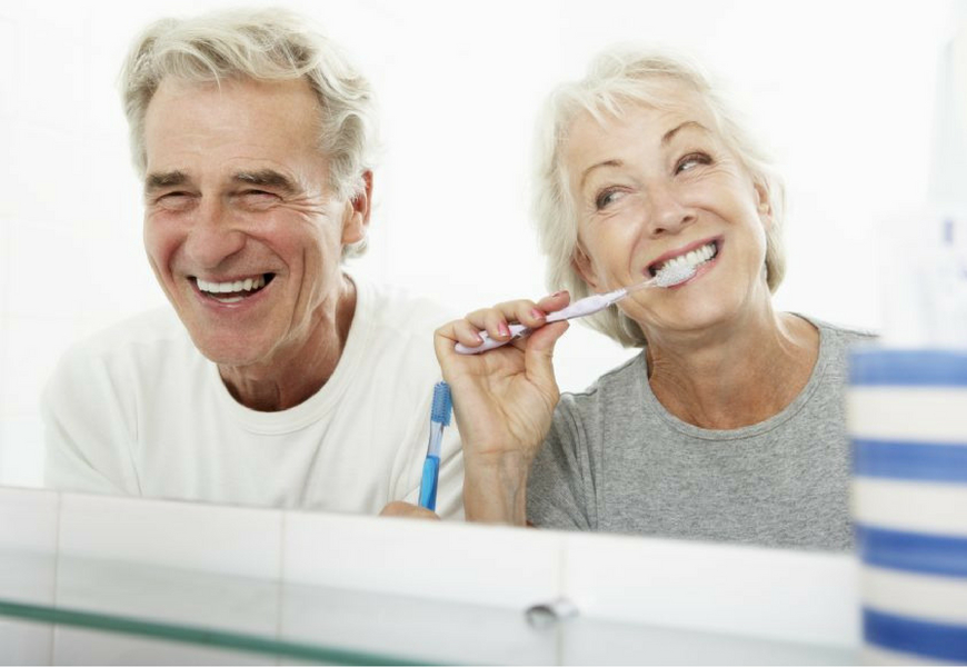 Come pulire i denti agli anziani non autosufficienti