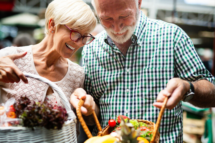 Cosa devono mangiare gli anziani a cena